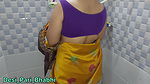 Yellow Saree Mein Apni Maa ko Nahate Dekh Kr Raha Nahi Gya To Unko Bathroom Mein Hi Ghus Kar Tang Utha Kr Choda