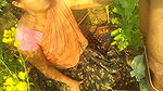 My Indian Bhabhi ko sarso ke khet me lund chusaya, fir dogy style me choda, Hindi me