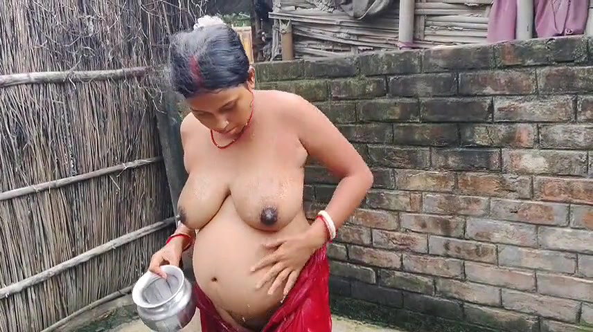 Mast books hai bhabhi ki bare bare Dudh apne books me sabun lagate hue