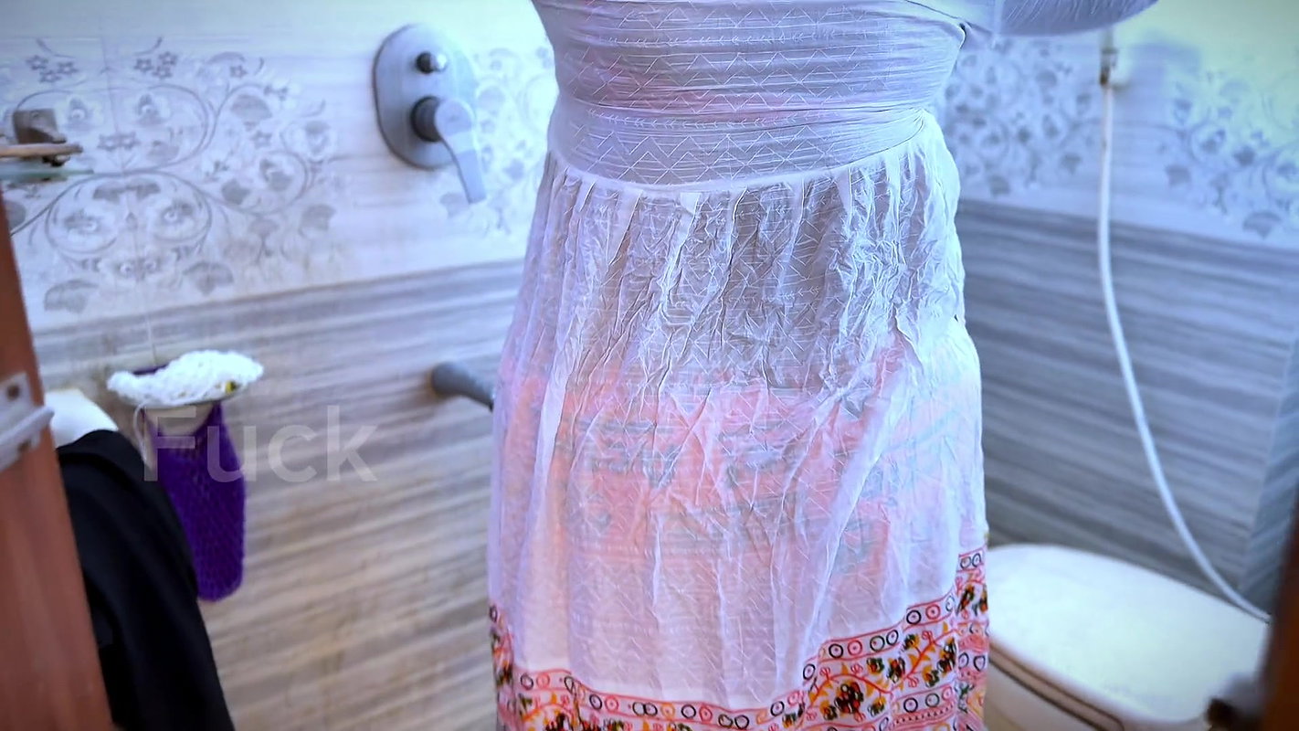 (Bathroom Chudai MMS) Lahore Muslim 18 year old Cute girl shower in bathroom Then a Stranger Guy entere the bathroom & Fucks her