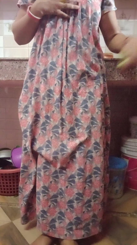 Hot sexy Kitu Bhabhi took out the water from the roof by filling brinjal in her pussy
