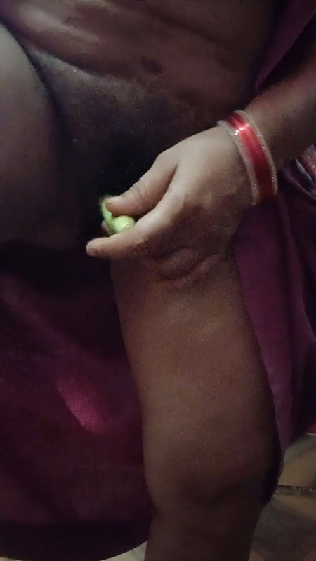 Hot sexy Kitu Bhabhi took out the water from the roof by filling brinjal in her pussy