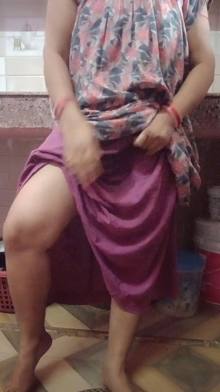 Hot sexy Kitu Bhabhi took out the water from the roof by filling brinjal in her pussy