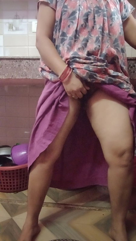 Hot sexy Kitu Bhabhi took out the water from the roof by filling brinjal in her pussy