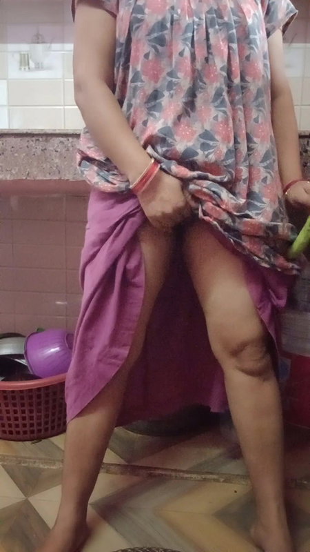 Hot sexy Kitu Bhabhi took out the water from the roof by filling brinjal in her pussy