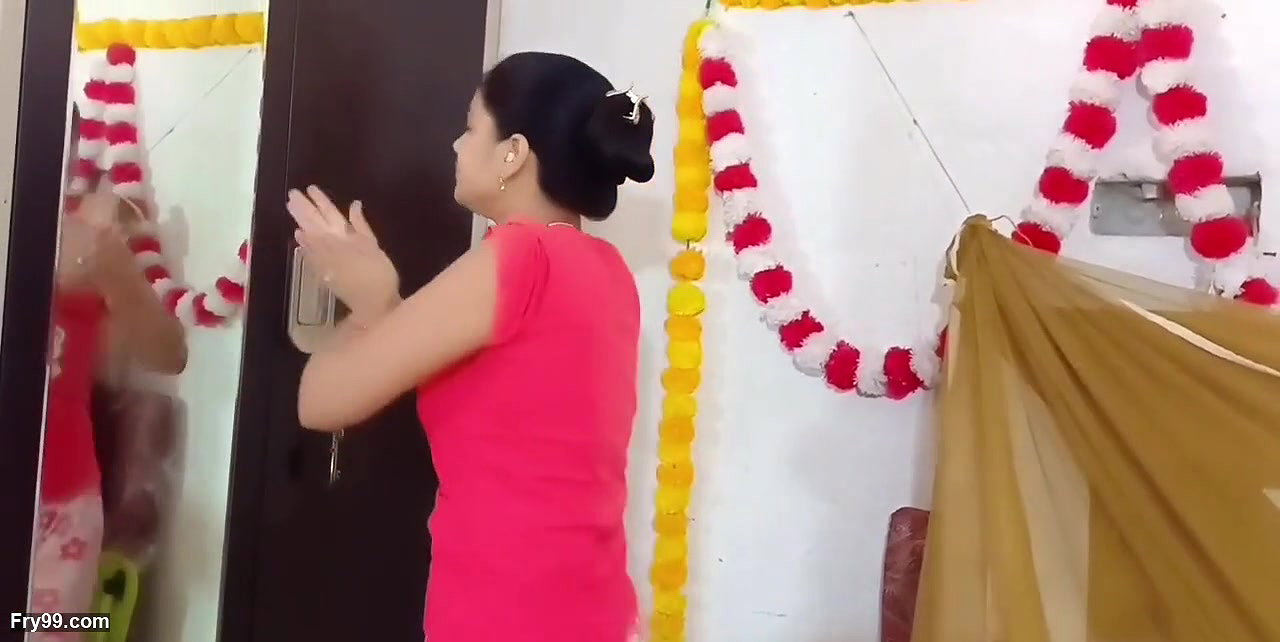 Tight Desi Bhabhi in Saree