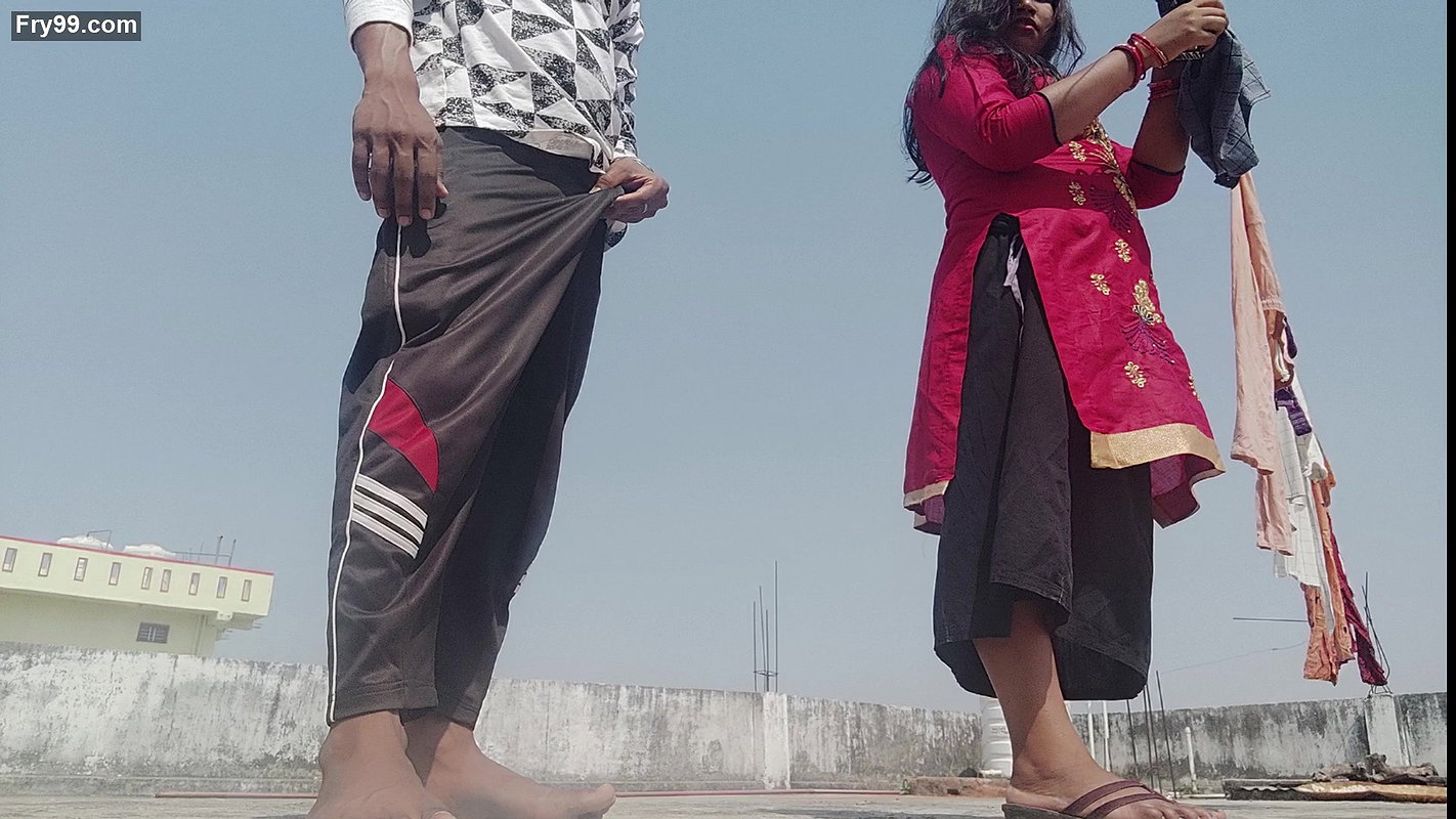 Chat Par Kapde Sukha Rahi Bahu Ko Gold Necklace Dekar Apni Havas Bhujayi ! Desi Porn Hindi