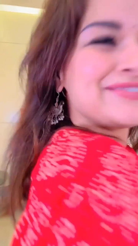 Avneet Kaur boobs show