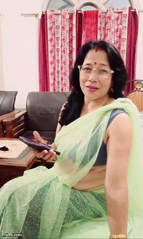 Telugu aunty full romance with her car driver in outdoor Agent Bathroom