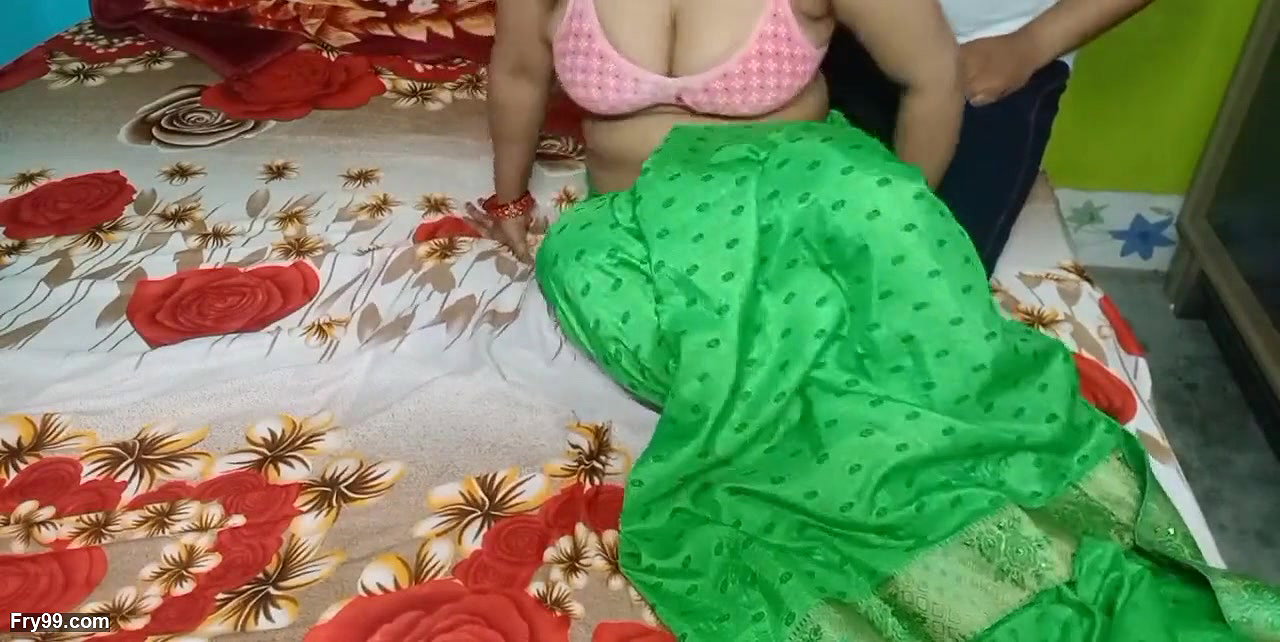 Indian beautiful bhabhi removed her saree