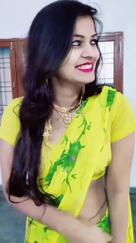 hot marathi gilr sexy navel in yellow saree and belly chain