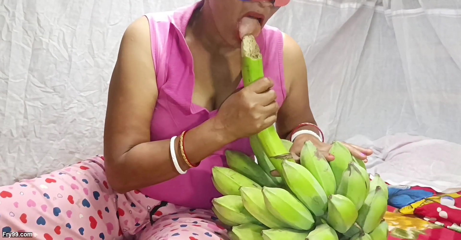 I took the banana kadi and put it inside my pussy and enjoyed it nomita boudi