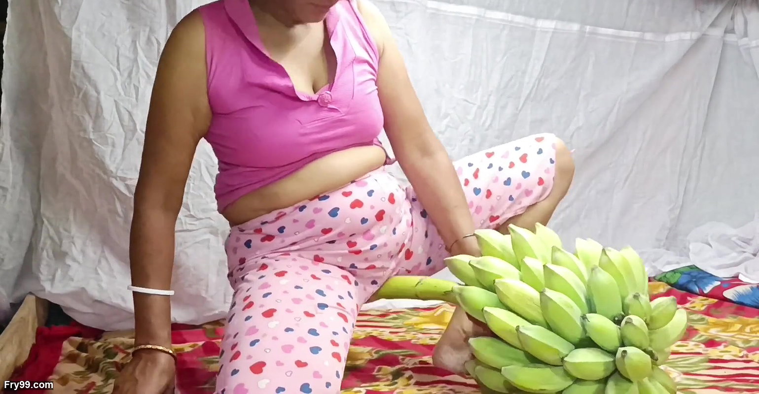 I took the banana kadi and put it inside my pussy and enjoyed it nomita boudi