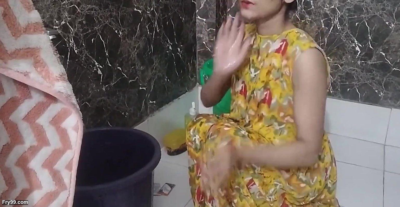 Bathroom me nahate hue step sister ka video bna liya
