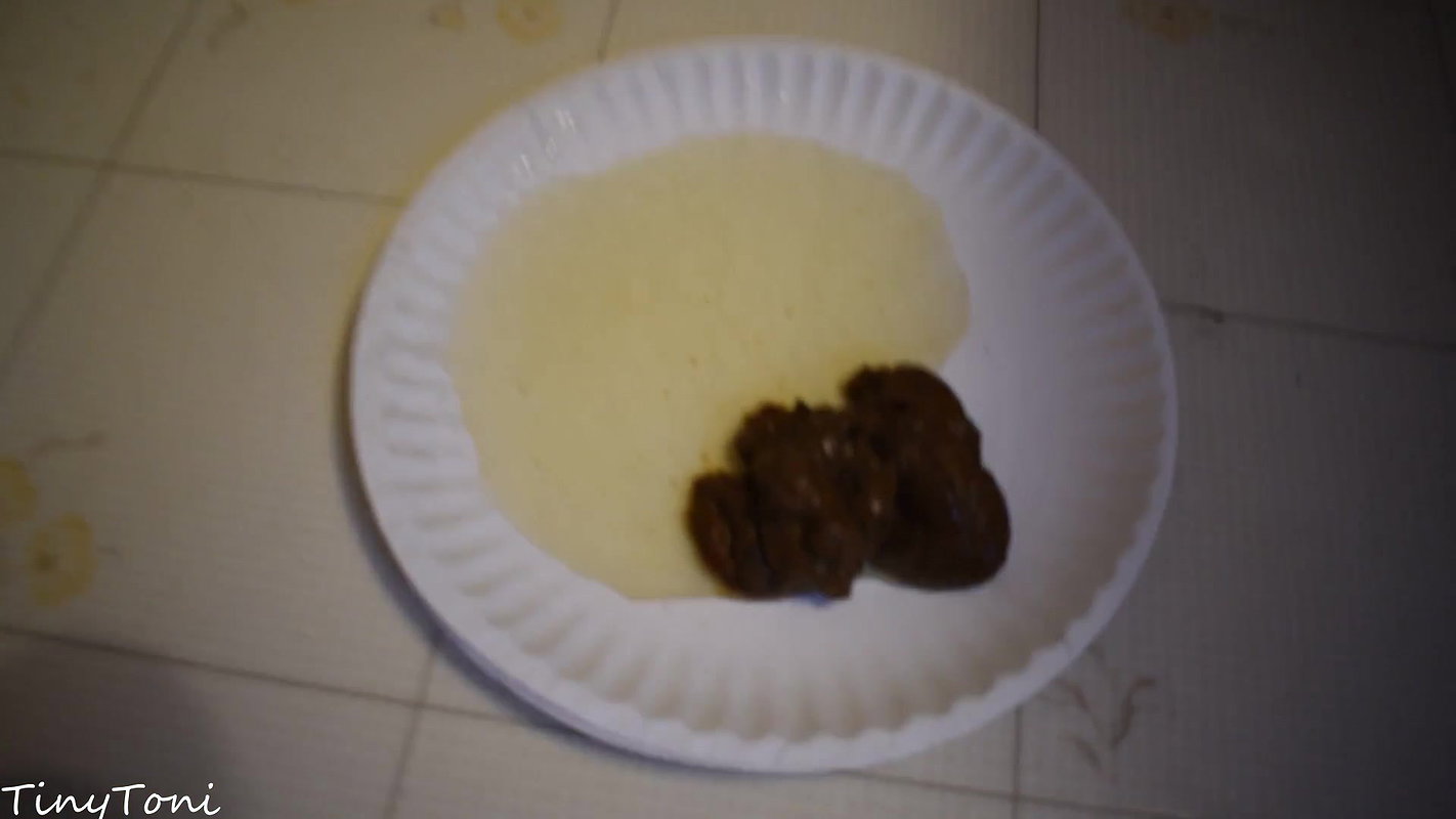 TinyToni Closeup Poop