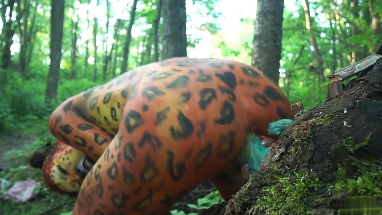 an In Tiger Bodypaint Pee