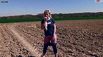 vil sophie Baeuerin Sophie duengt das Feld Die frische Natursekt Bewaesserung