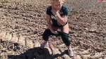 vil sophie Baeuerin Sophie duengt das Feld Die frische Natursekt Bewaesserung