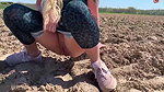 vil sophie Baeuerin Sophie duengt das Feld Die frische Natursekt Bewaesserung