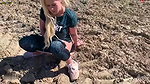 vil sophie Baeuerin Sophie duengt das Feld Die frische Natursekt Bewaesserung