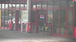 neDD28 Jeanspiss in der Einkaufshalle