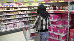 neDD28 Jeanspiss in der Einkaufshalle