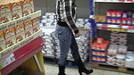 neDD28 Jeanspiss in der Einkaufshalle