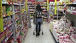 neDD28 Jeanspiss in der Einkaufshalle