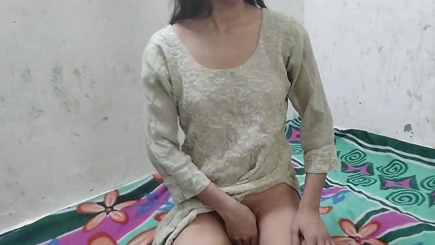 Desi girl ko hotel me paint khol kar chod diya