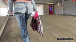 hopping Piss JEANS GIRL pisst sich ein Shopping Piss JEANS GIRL pisses herself
