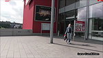 hopping Piss JEANS GIRL pisst sich ein Shopping Piss JEANS GIRL pisses herself