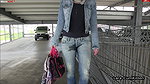 hopping Piss JEANS GIRL pisst sich ein Shopping Piss JEANS GIRL pisses herself