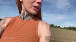 Niki Davis NS am Feldweg