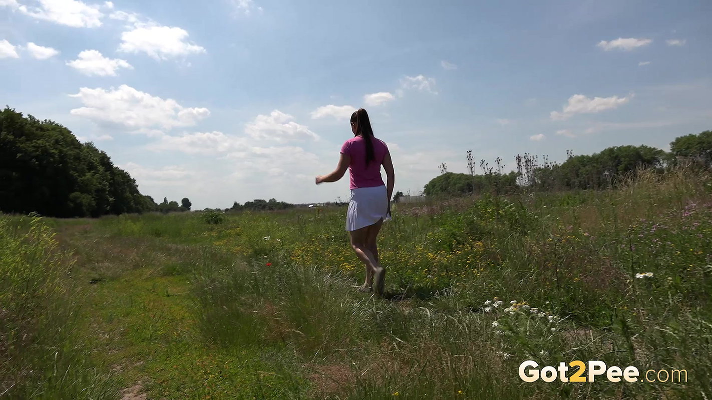 Squatting In The Long Grass 1080p Got2Pee
