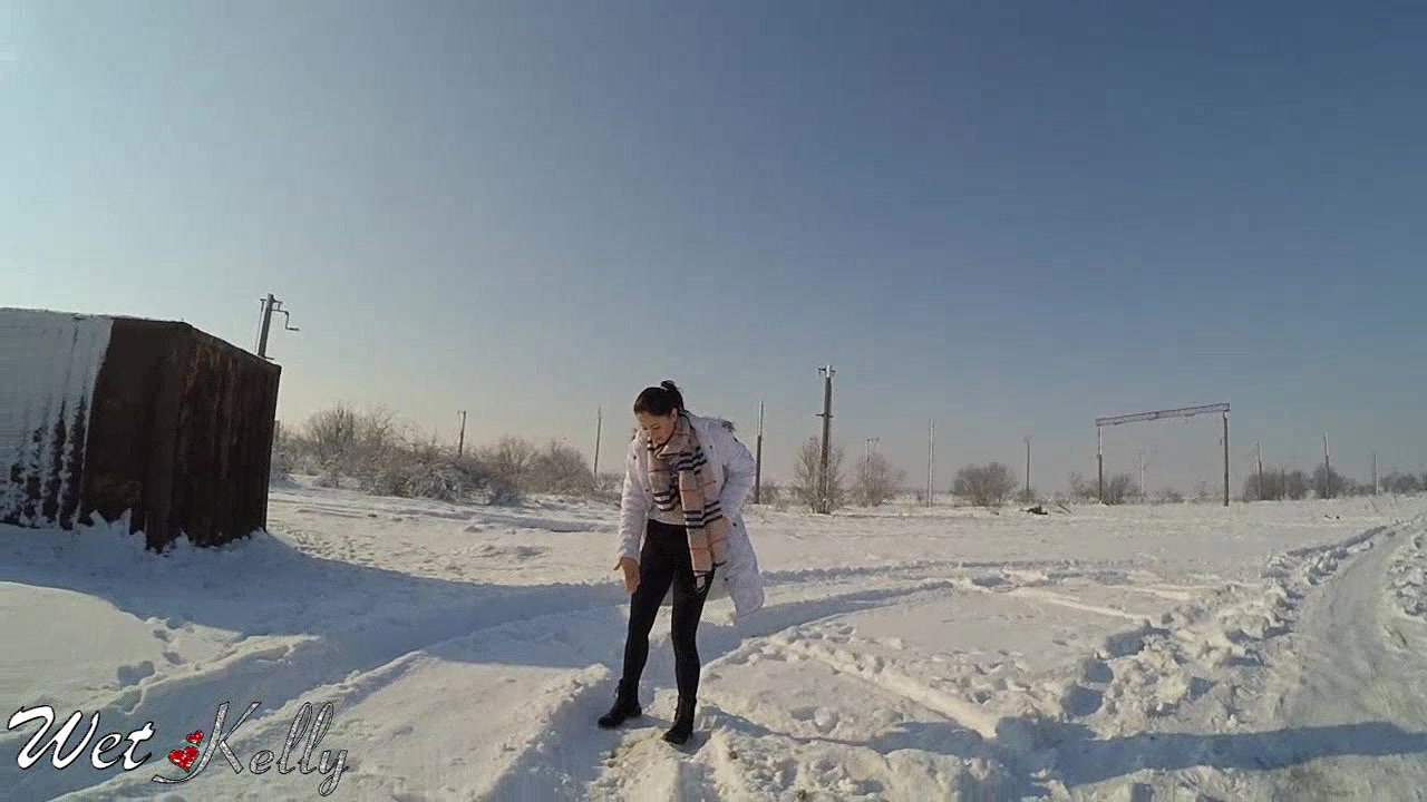 Wet Kelly Pee Despertion In The Snow