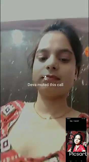 Desi girl Shows Her Boobs on VC