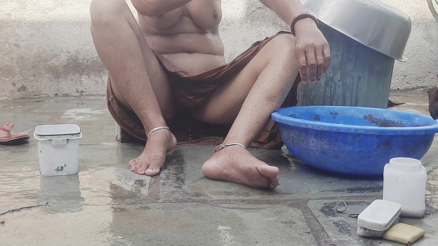 A stepsister from the village undresses and bathes in the open courtyard, a stepbrother watches his stepsister to see her beautiful body