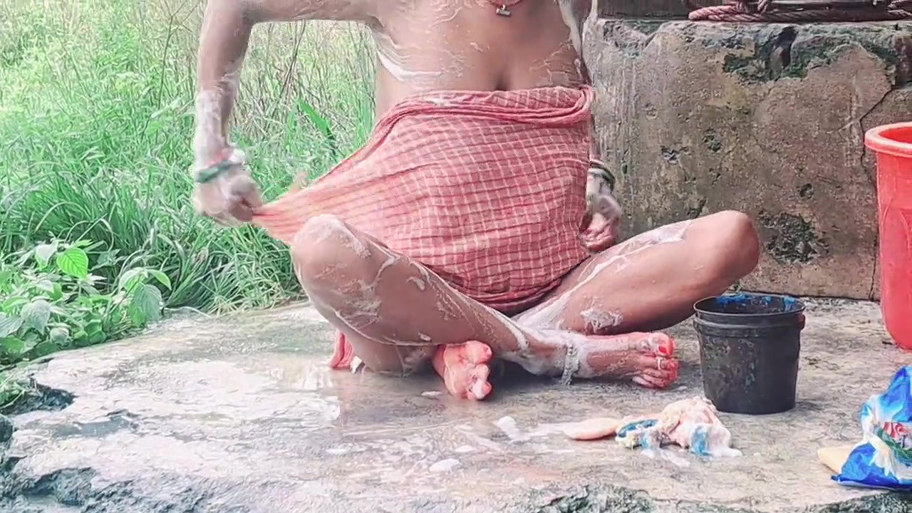 Desi Bhabhi Outdoor Freshng In Morning