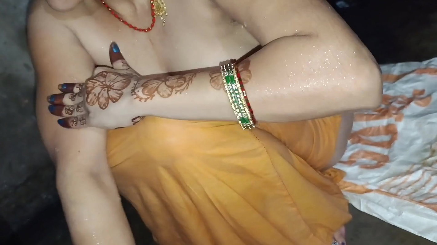 FWhat a lovely Bhabhi she is, I got wet just by looking at her juicy pussy