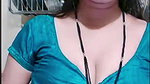 Cute n Sexy Bhabhi Shows Cleavage n Remove Blouse