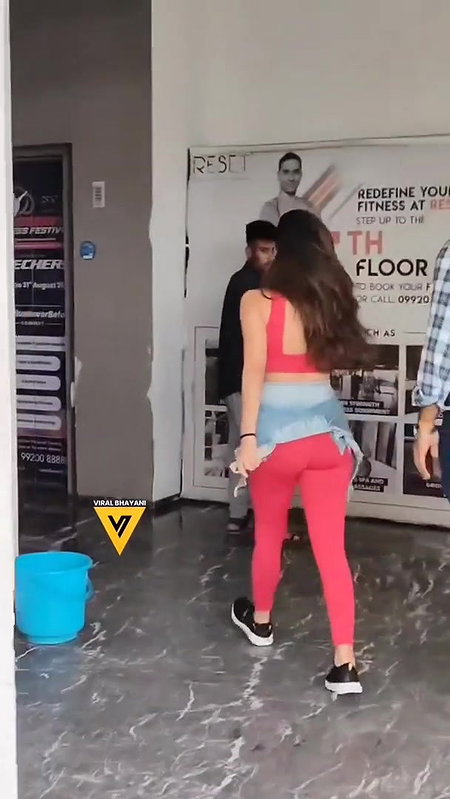 SLUTTY ACTRESS KIARA ADVANI SWAYING HER SEXY ASS