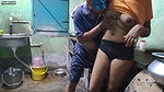 Indian bengali pinki vabi kitchen pe kam kar rahi thi or davor  aakar maje se choda vabi ko or lund ka pura pani chut pe