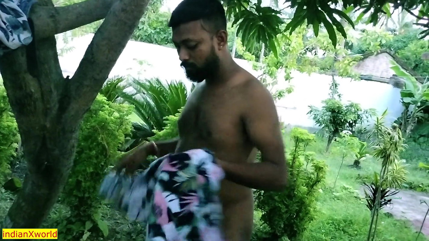 Indian beautiful maid hot sex at open garden!! Viral sex