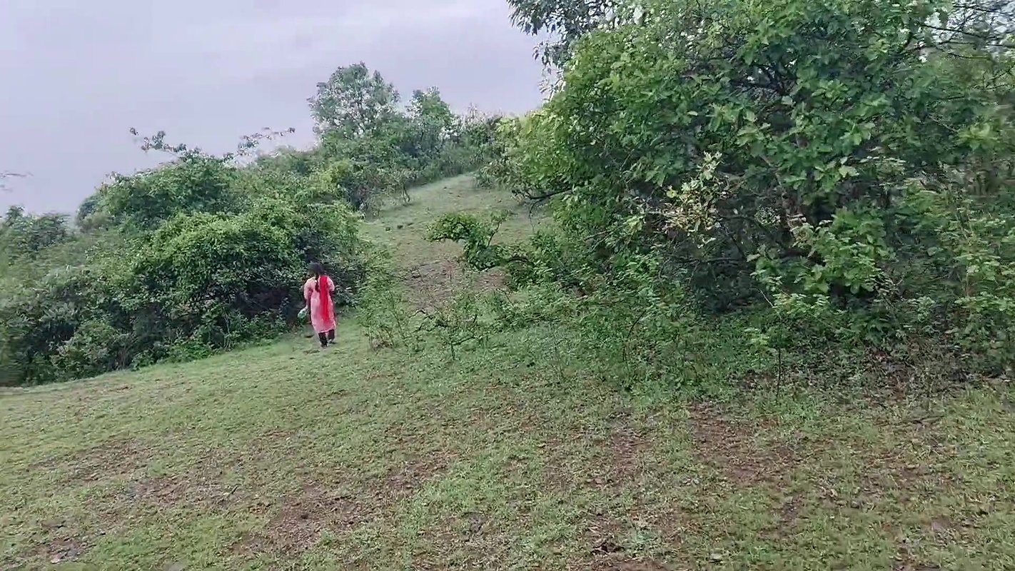 Indian desi movie – Bhabhi from the village had come to the forest to use the bathroom. I had come to the same forest with bike