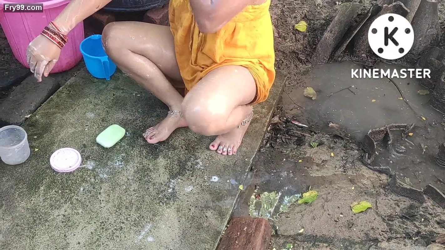 Anita yadav topless bathing boobs
