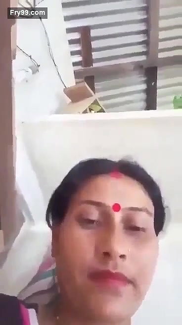 Bhabhi showing her assets