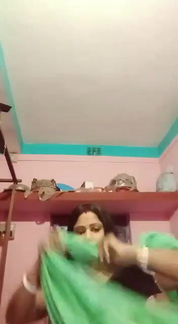 Sexy Bhabhi Showing Her Boobs