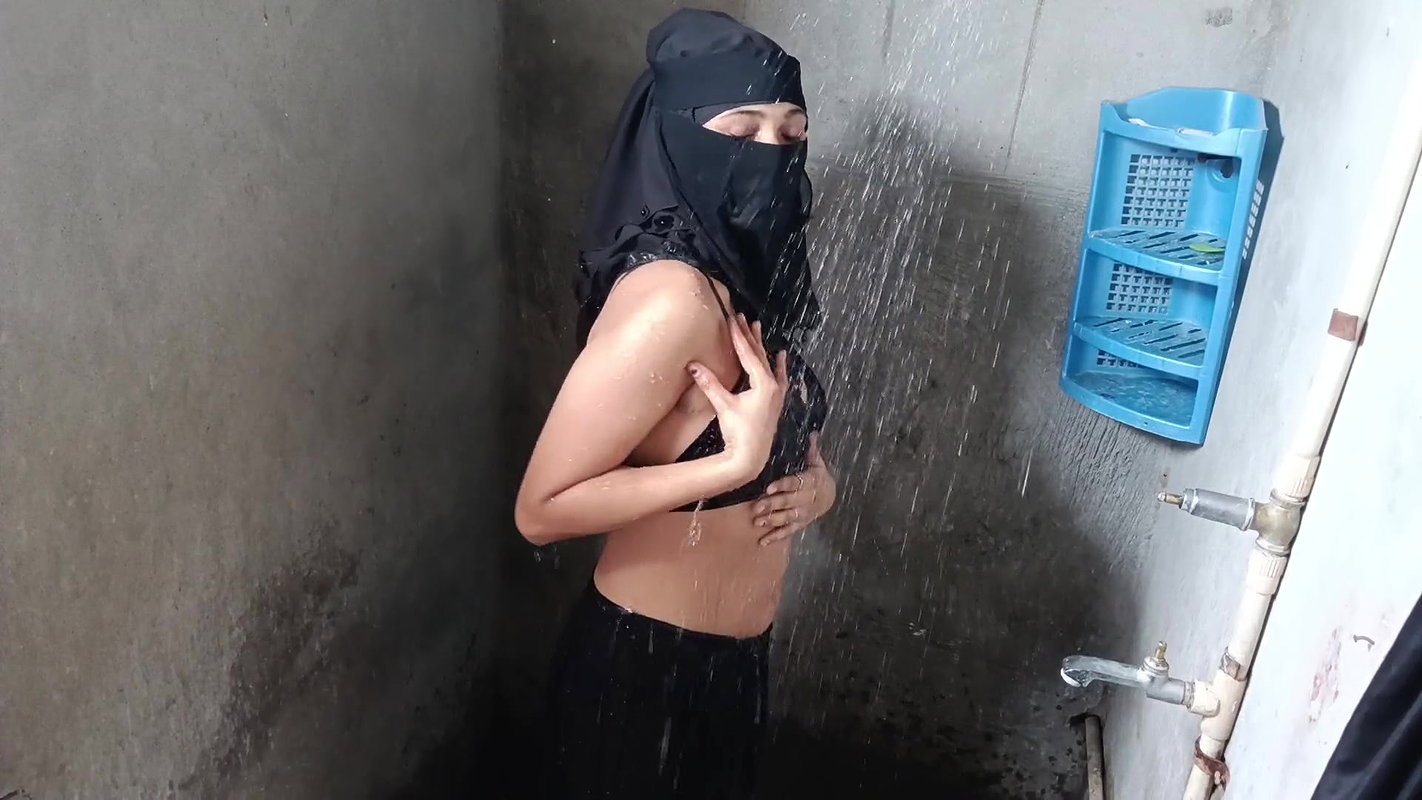 Muslim bhabhi ko bathroom me choda