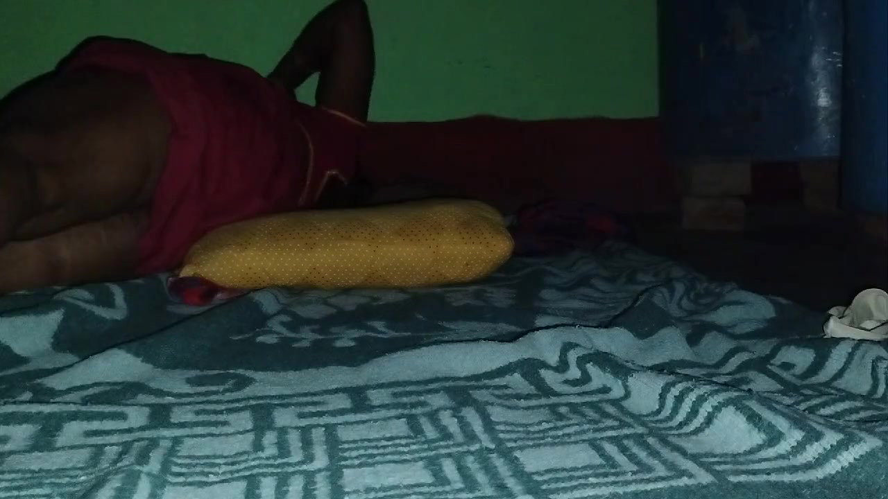 Aunty Ji Ko Raat Me Jamin Me Patak Ke Maje Se PeLa