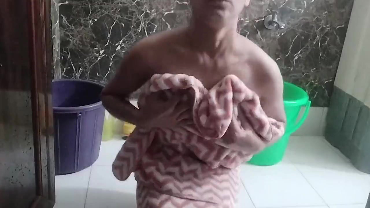 Desi aunty ko saman dene ke bahane pel diya